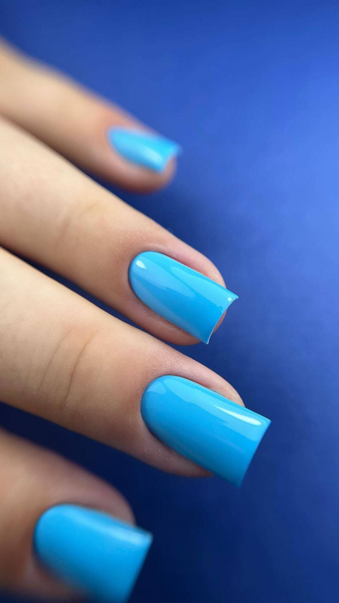 Pose du Gel Polish Bff bleu azur vif sur ongles carrés