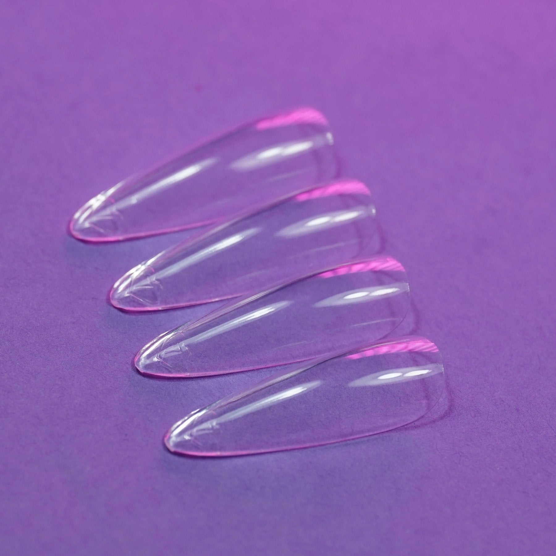 Capsules américaines amande longue transparentes posées à plat
