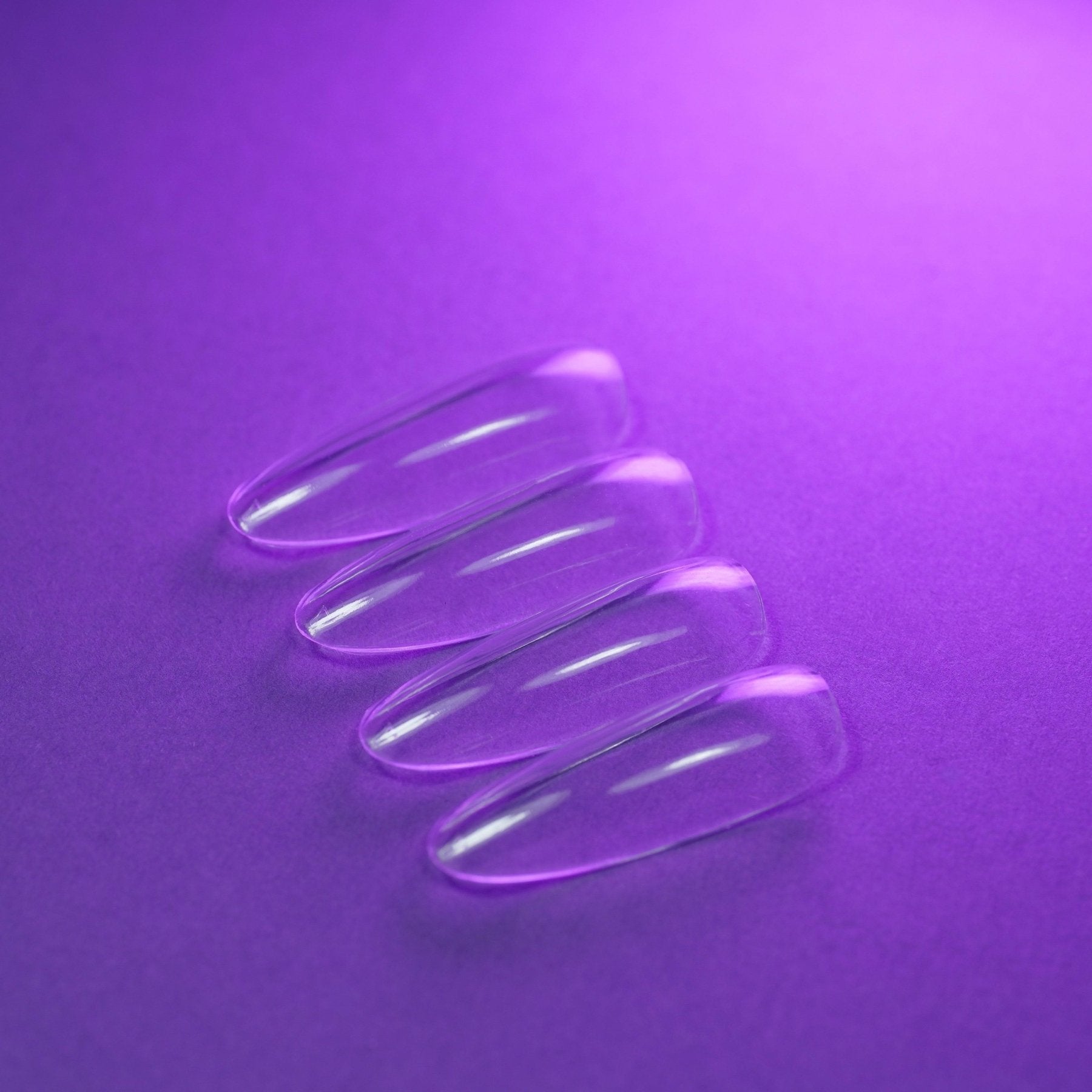 Capsules américaines amande longue natural transparentes posées à plat