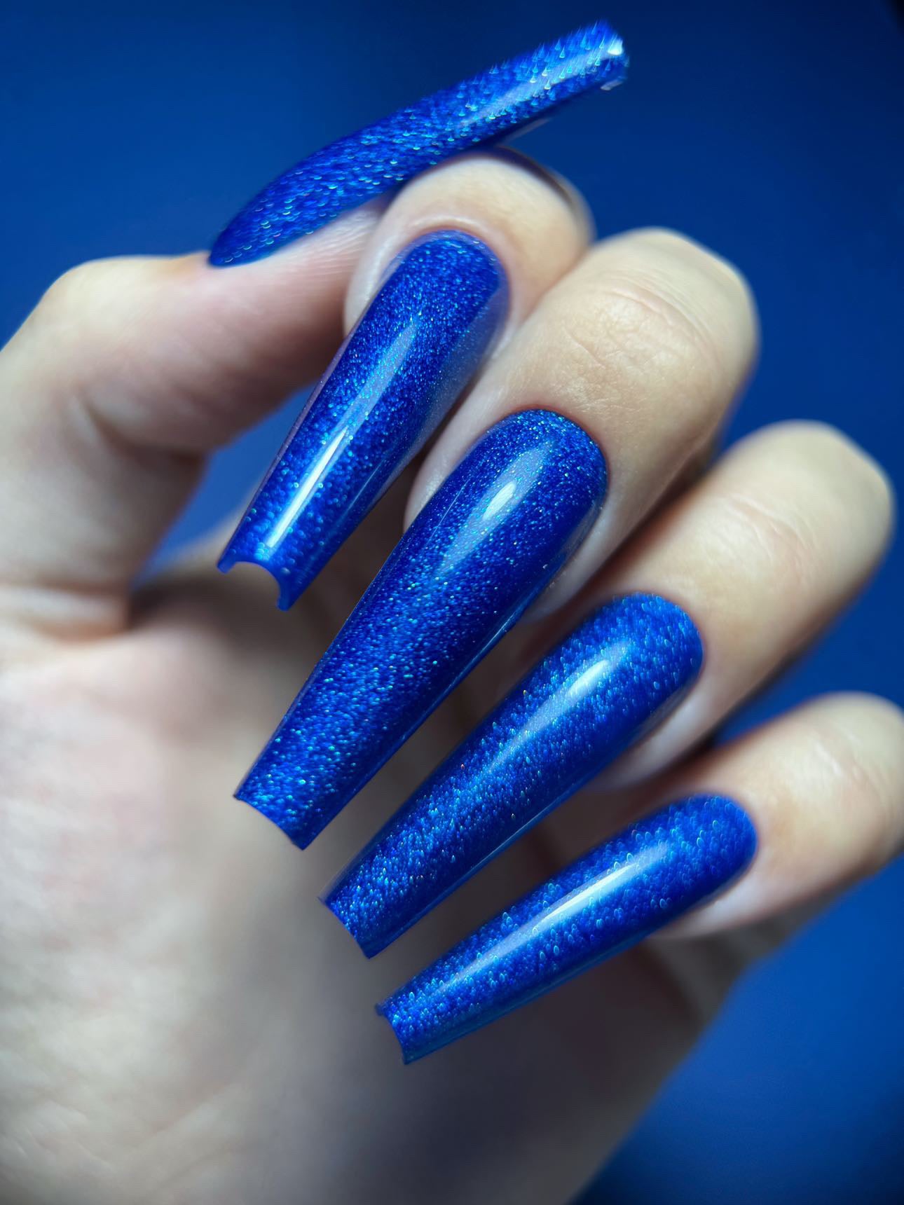 Pose bleu roi pailleté réalisée sur capsules américaines ballerine XL