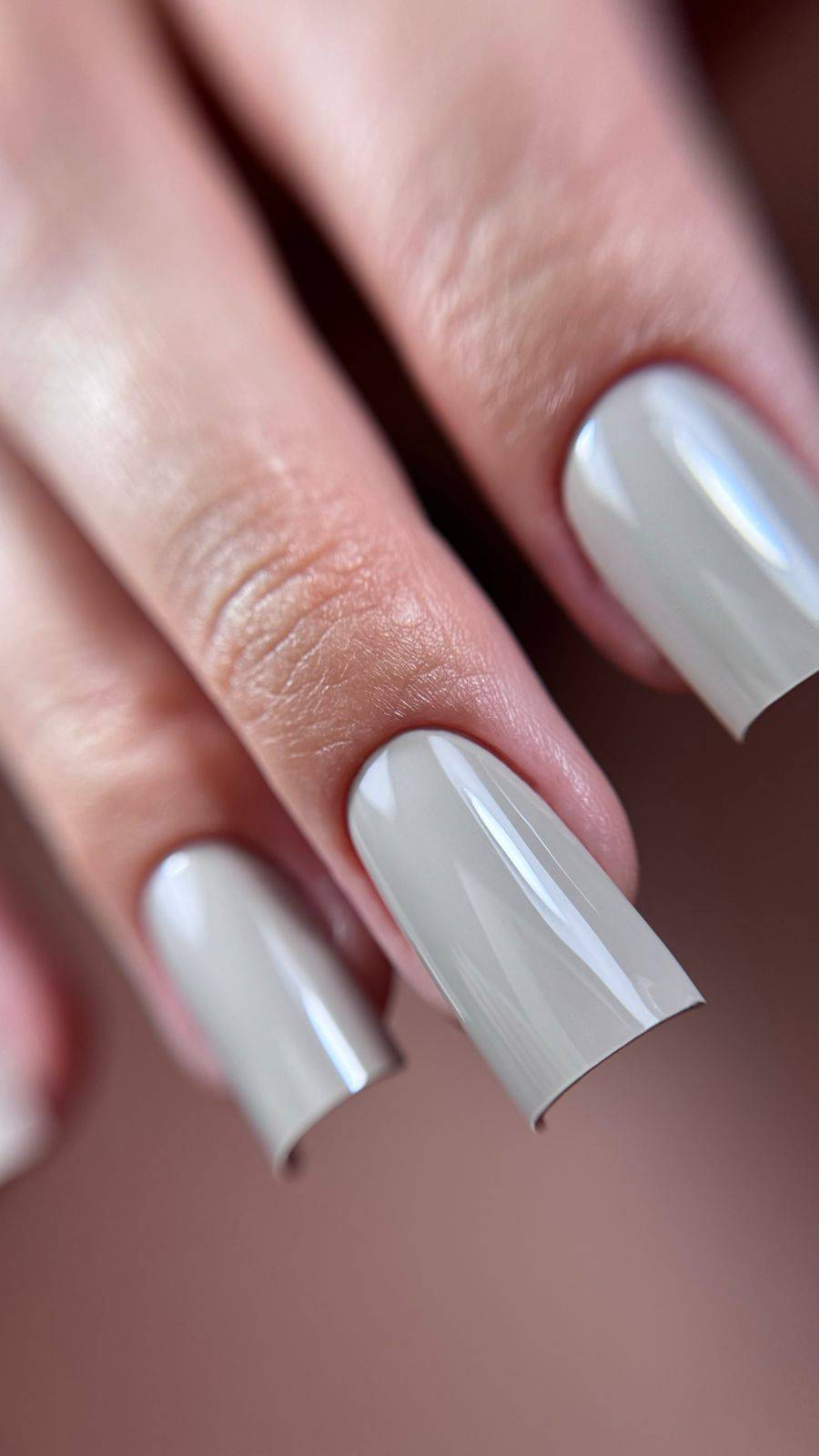Pose du Gel Polish Exotic gris taupe laiteux sur ongles carrés longs, reflets nacrés