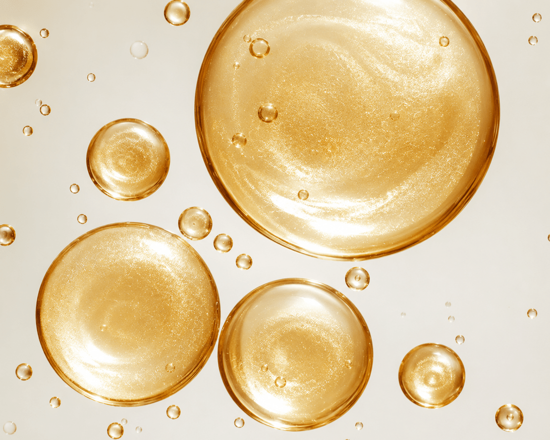 Macro de la texture de l'Huile nacrée divine : bulles dorées nacrées et scintillantes