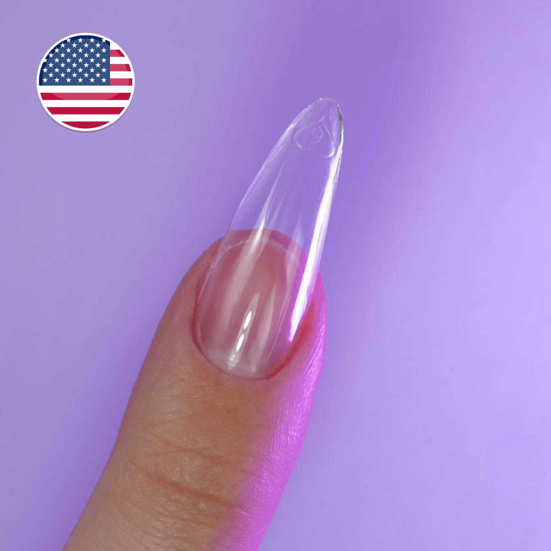 Capsule américaine transparente forme amande longue portée sur le pouce — cap's nails NAILS FRS