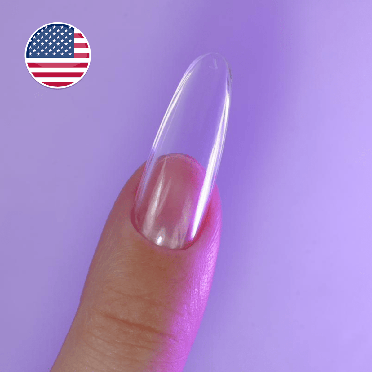 Capsule américaine transparente forme amande longue natural portée sur le pouce — cap's nails NAILS FRS