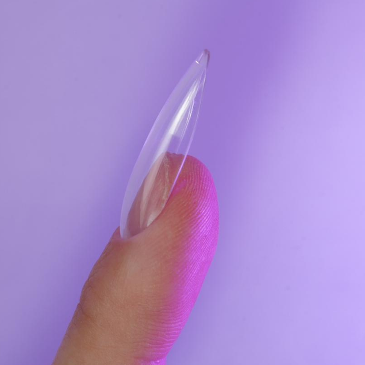 Profil d'une capsule américaine amande longue natural montrant la courbure C-curve