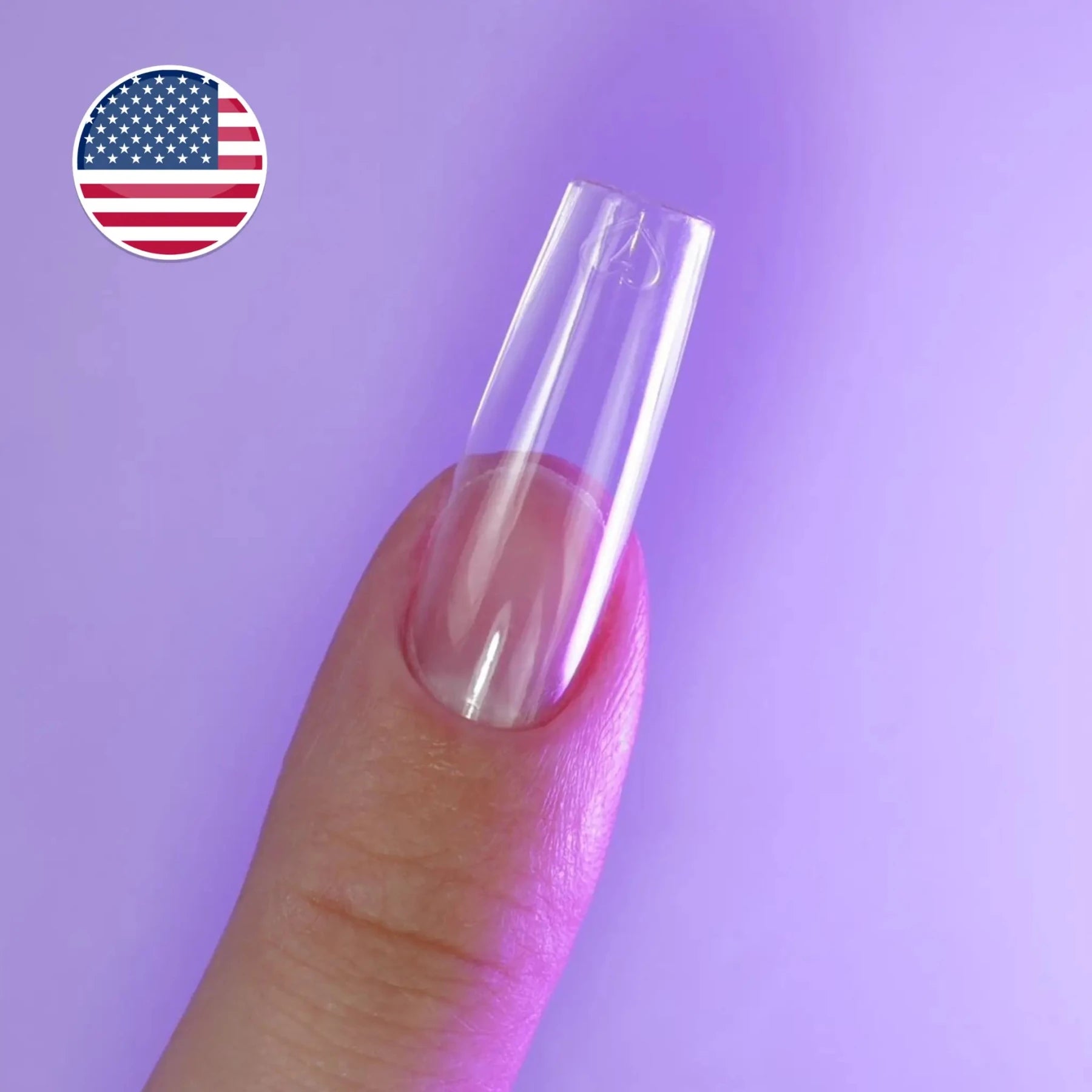 Capsule américaine transparente forme carré long portée sur le pouce — cap's nails NAILS FRS