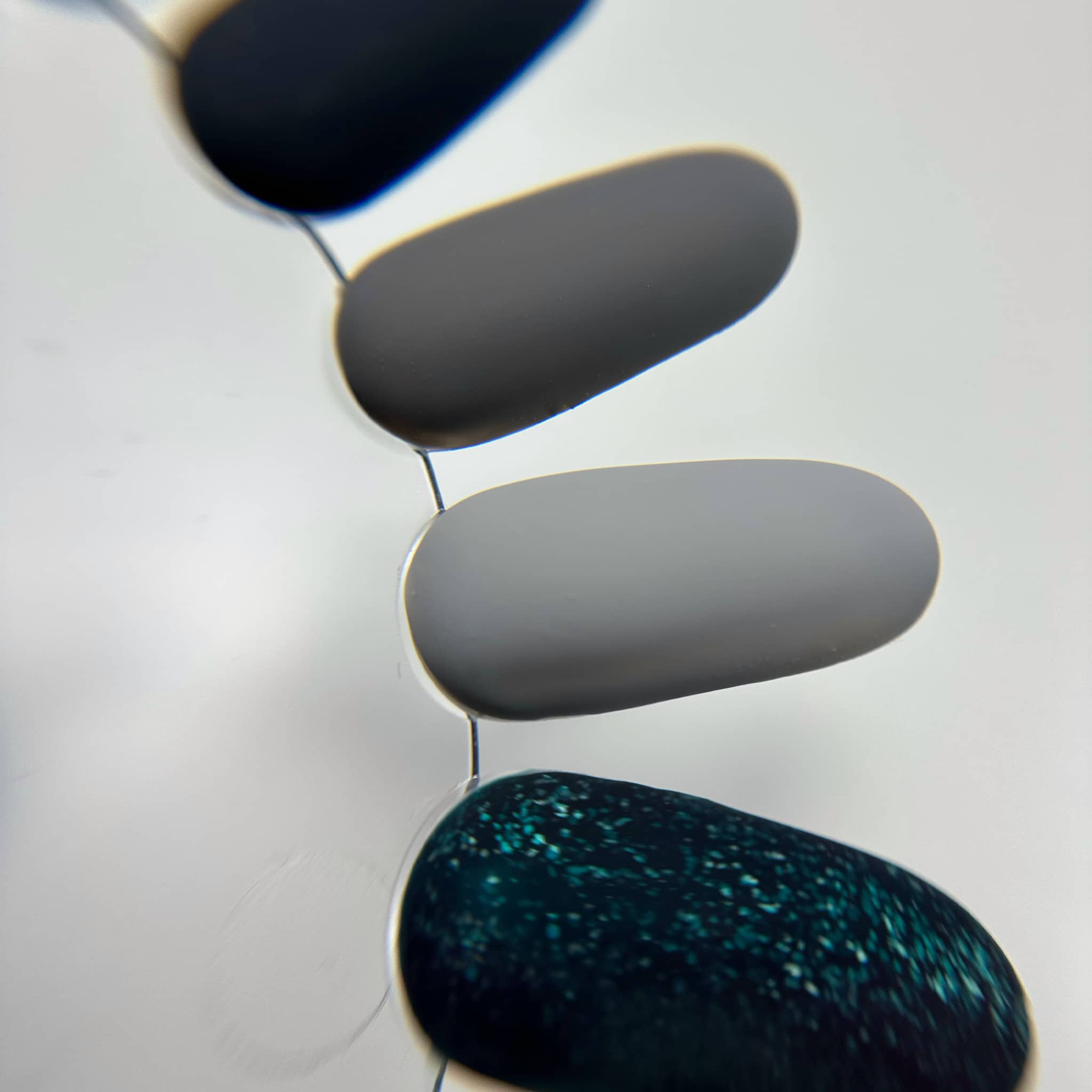 Capsules mates au Top coat Matte Touch : noir, anthracite, gris clair et vert pailleté