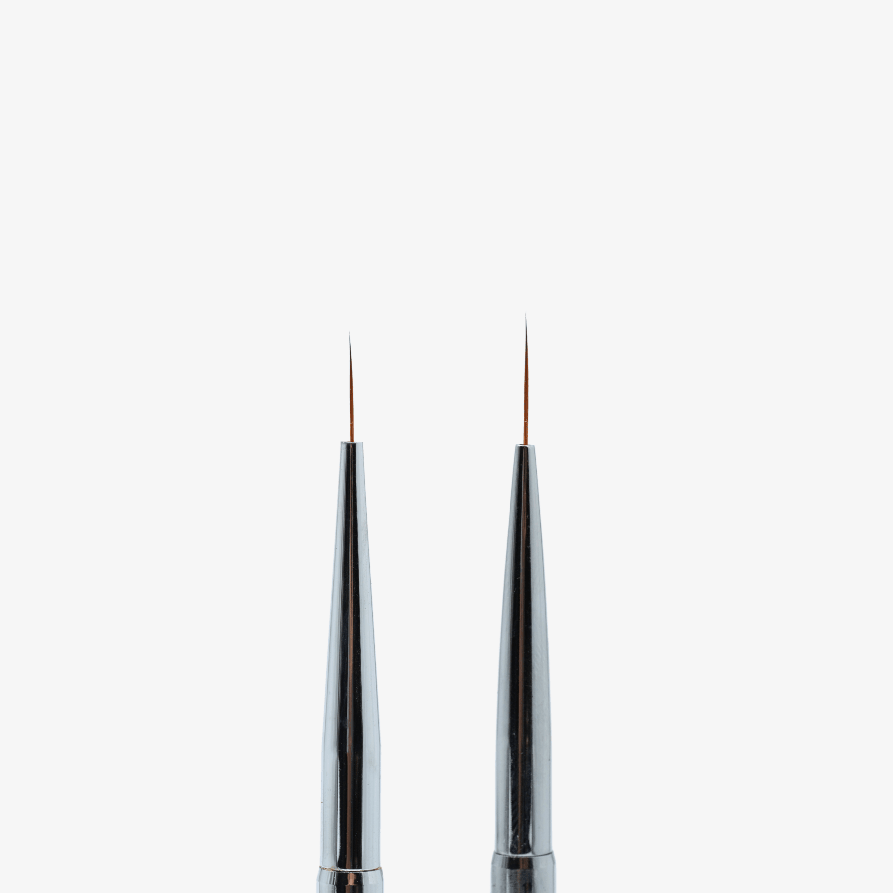 Têtes du Nail art brush spécial french 1/2 : deux liners fins sur manche conique noir