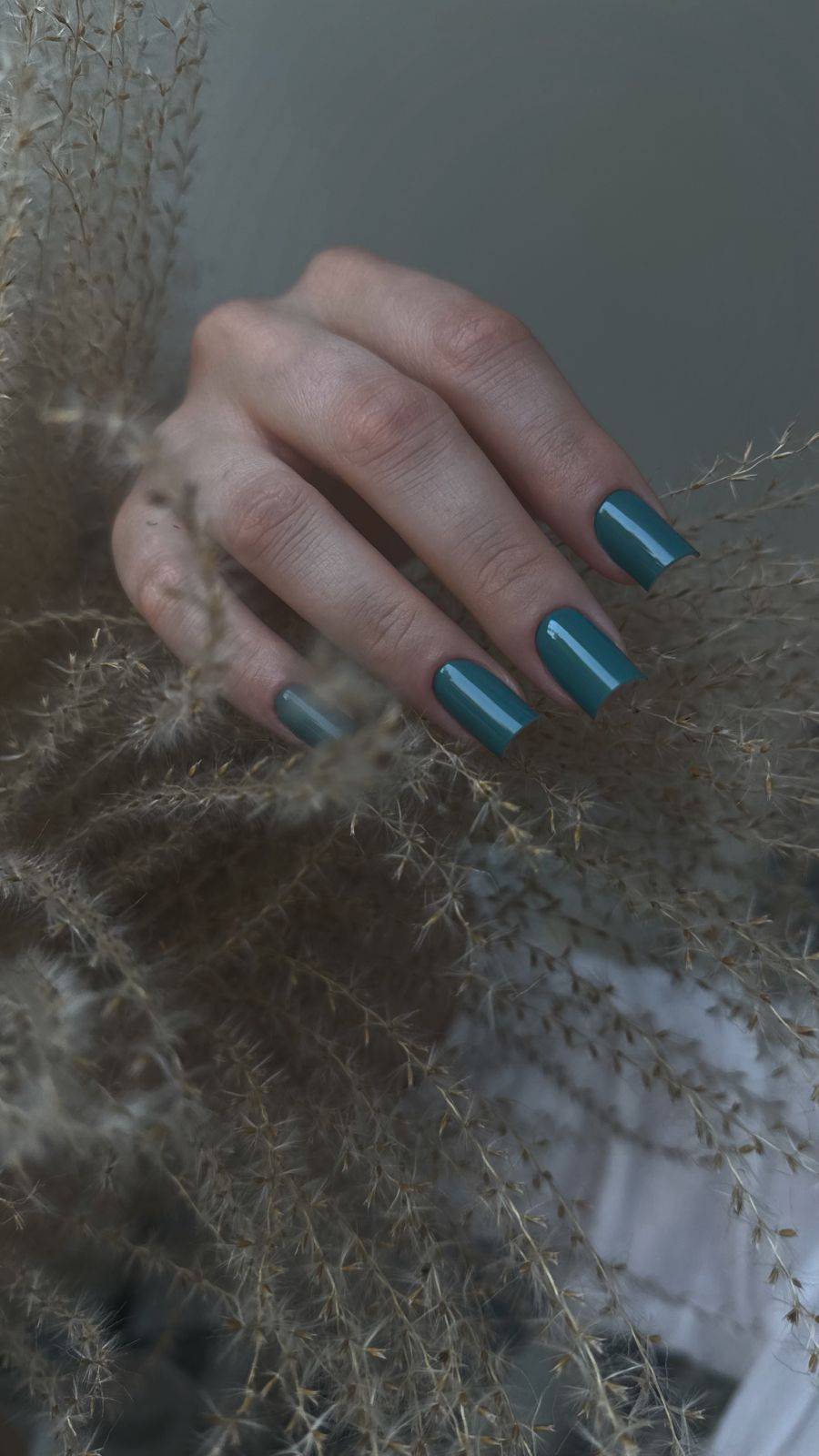 Pose du Gel Polish Nature vert canard sur ongles carrés longs, parmi des herbes séchées