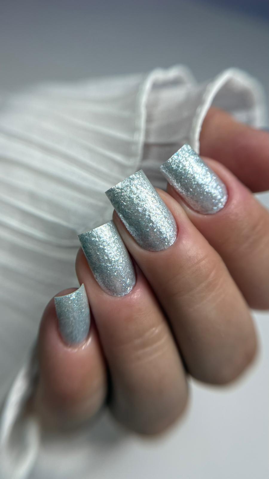 Ongles carrés recouverts d'Ocean Crystal 03, effet feuille froissée bleu argenté brillant