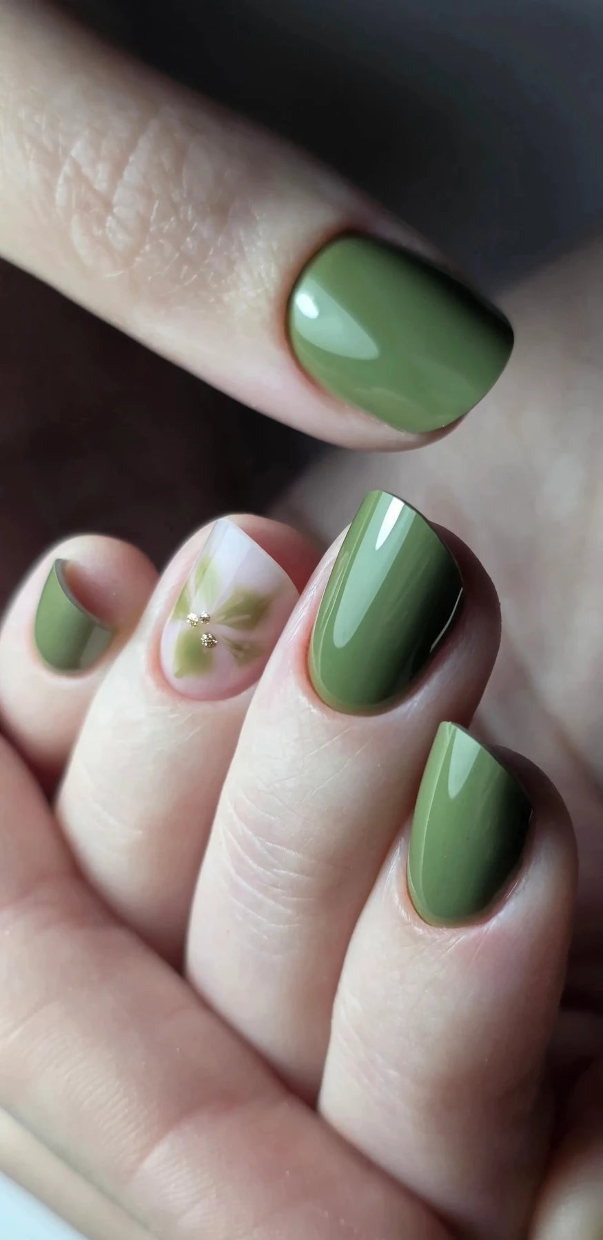Gel Polish Jungle vert kaki sur ongles courts, nail art fleur et strass sur l'annulaire