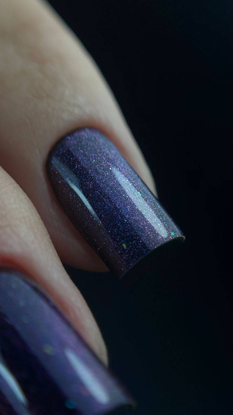 Gros plan du Gel Polish Polaire, scintillement violet-bleu nuit sur ongle carré