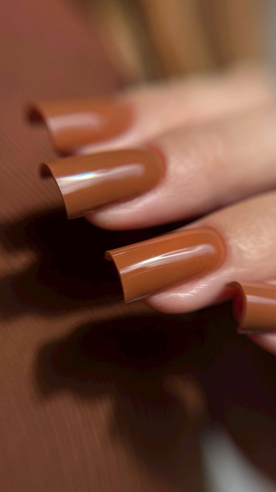 Gros plan du Gel Polish Predator caramel sur ongles carrés très longs