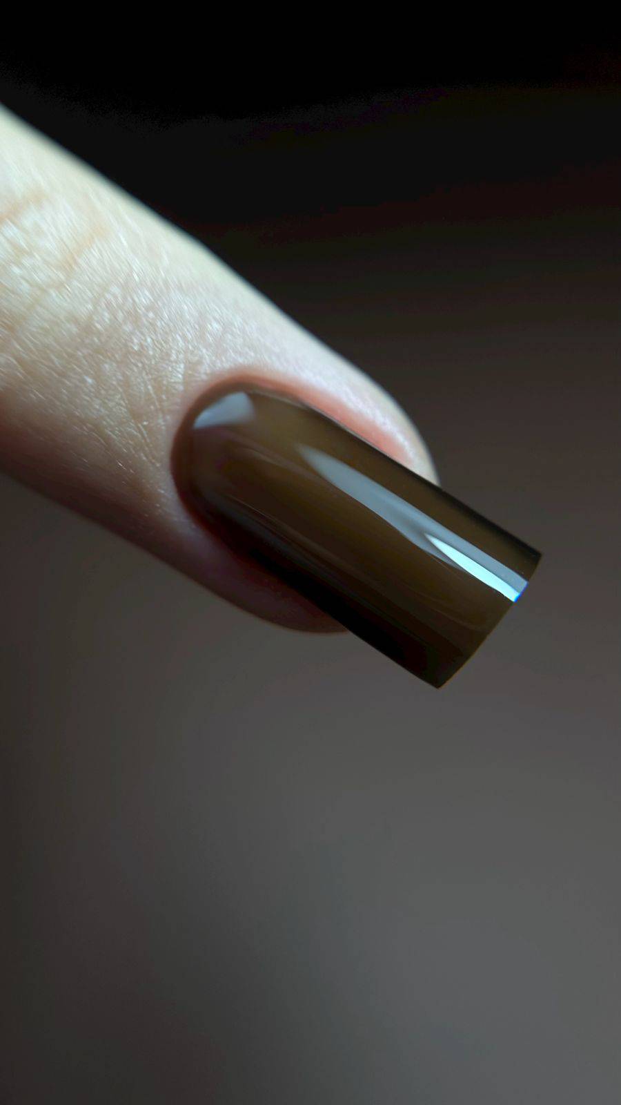Gros plan d'un ongle carré long au Vitrail Cacao, marron translucide effet vitrail