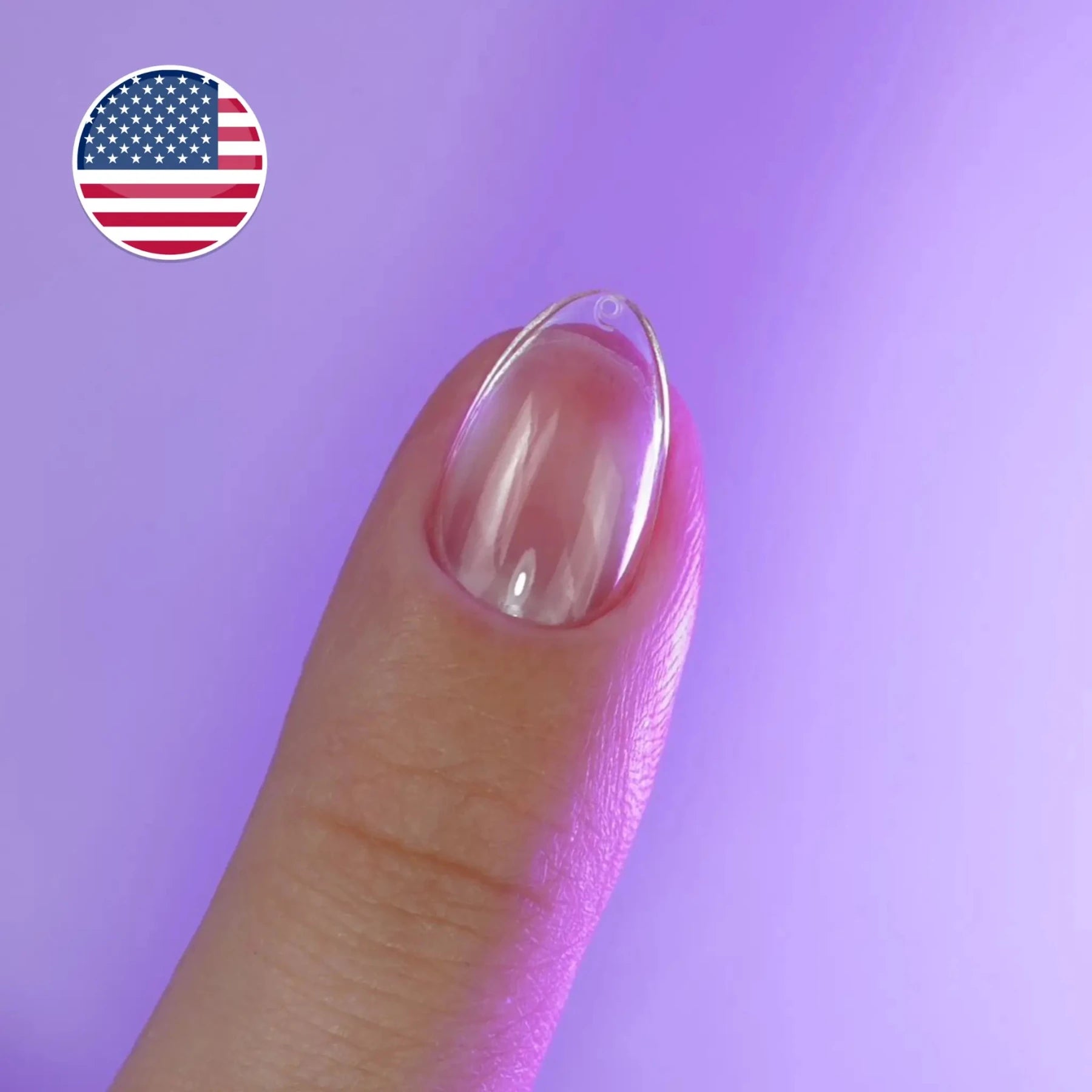 Capsule américaine transparente forme amande XS portée sur le pouce — cap's nails NAILS FRS