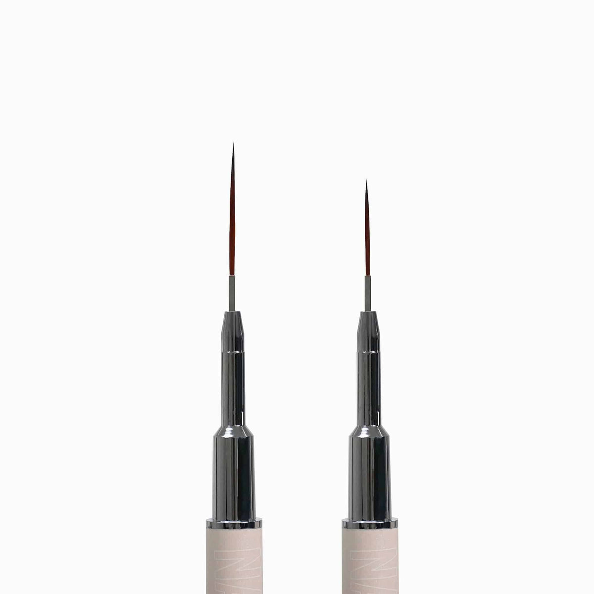 Nail art brush 3/4 : deux liners aiguille de longueurs différentes sur manche beige