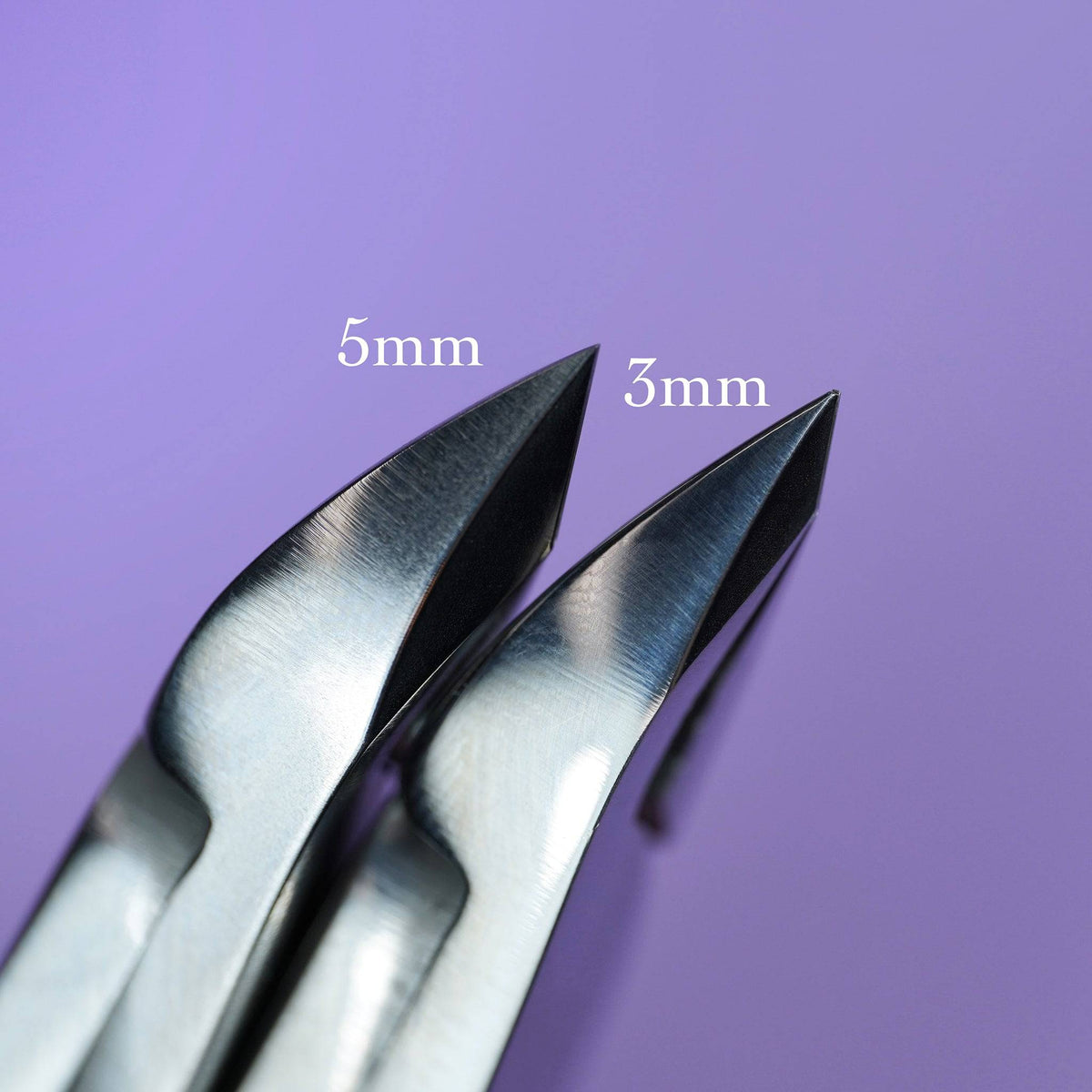 Lames 5 mm et 3 mm côte à côte sur fond violet : la Pince à cuticules A/5 est la lame 5 mm