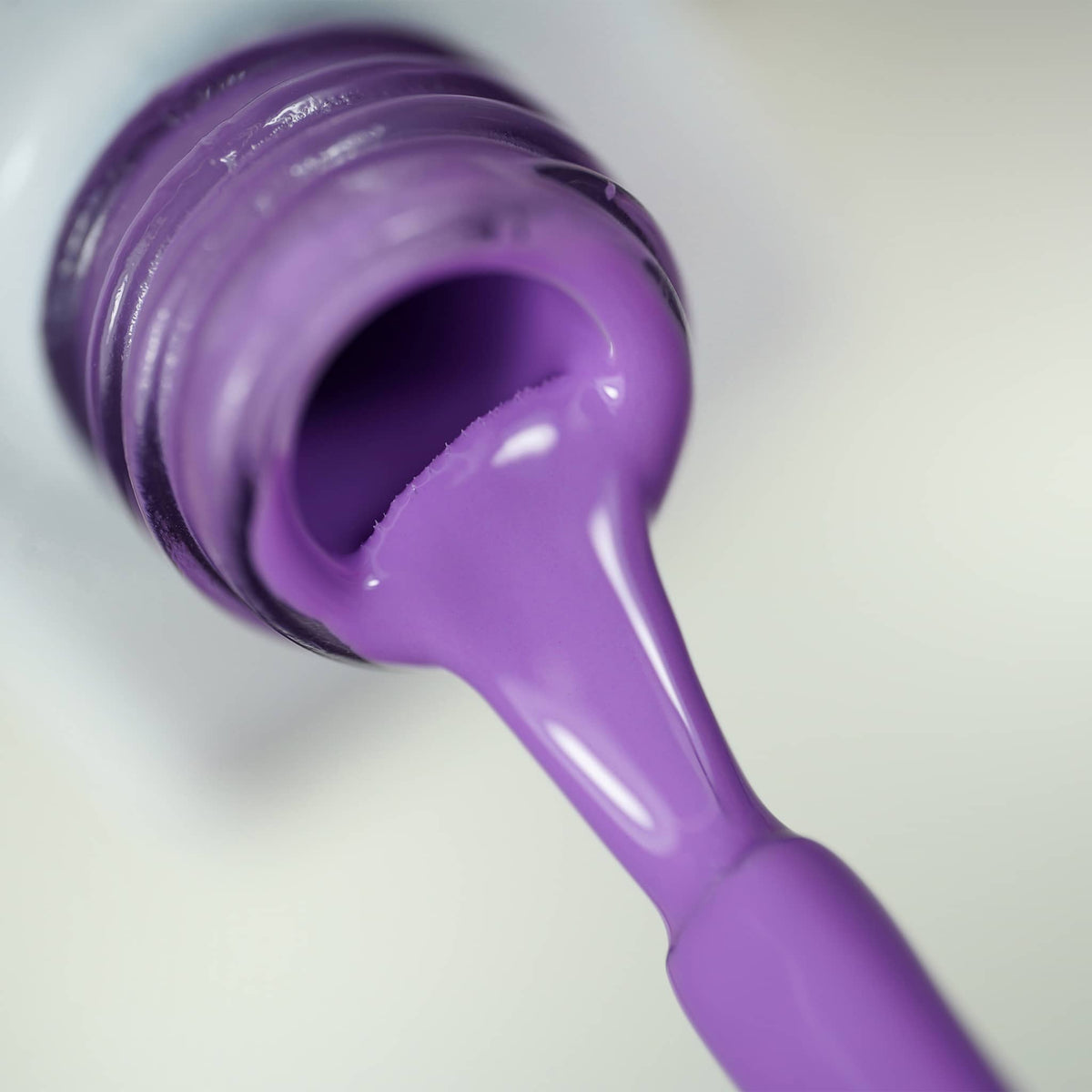 Pinceau et goulot du Gel Polish California, texture violet lilas crémeuse
