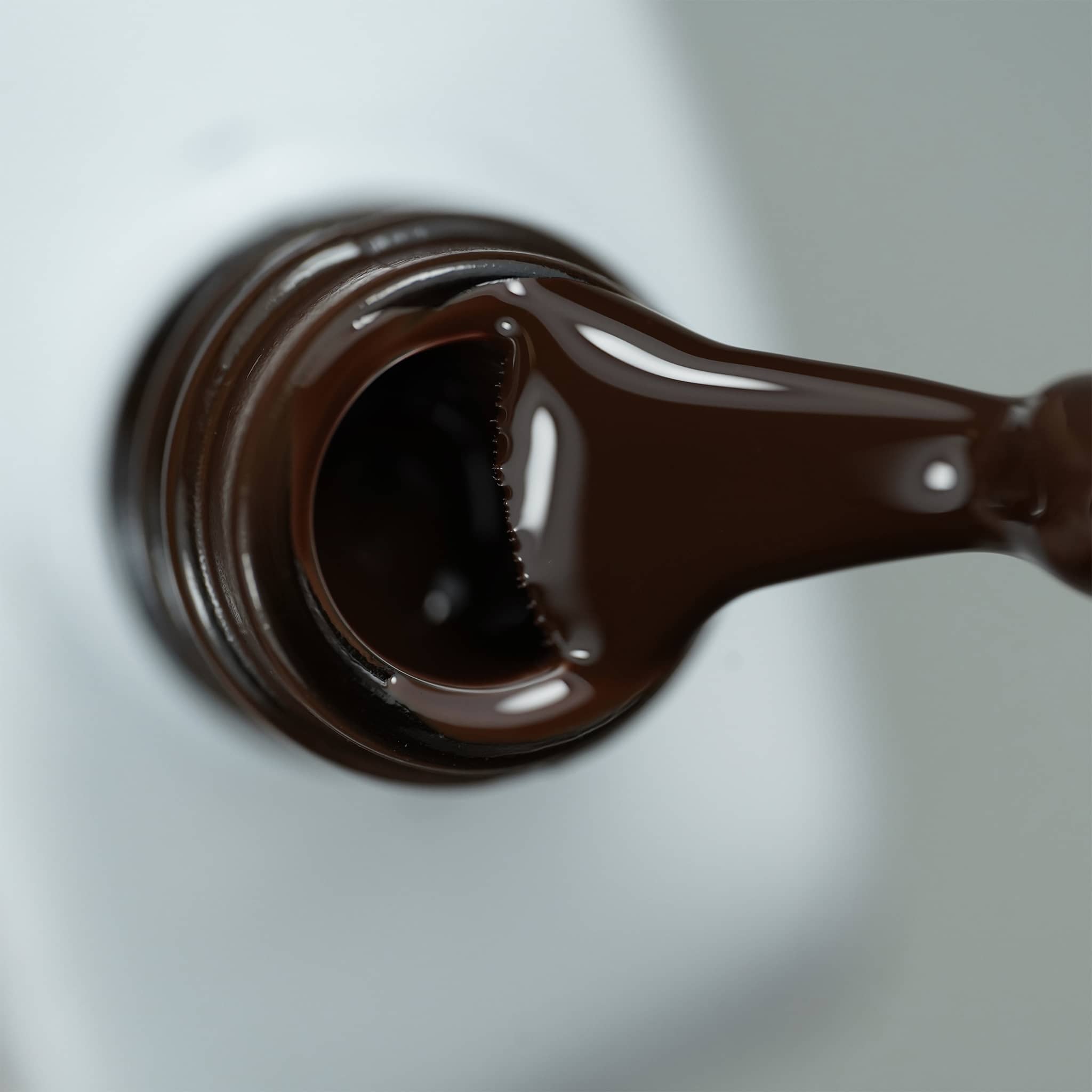 Pinceau et goulot du Gel Polish Espresso, texture chocolat noir crémeuse