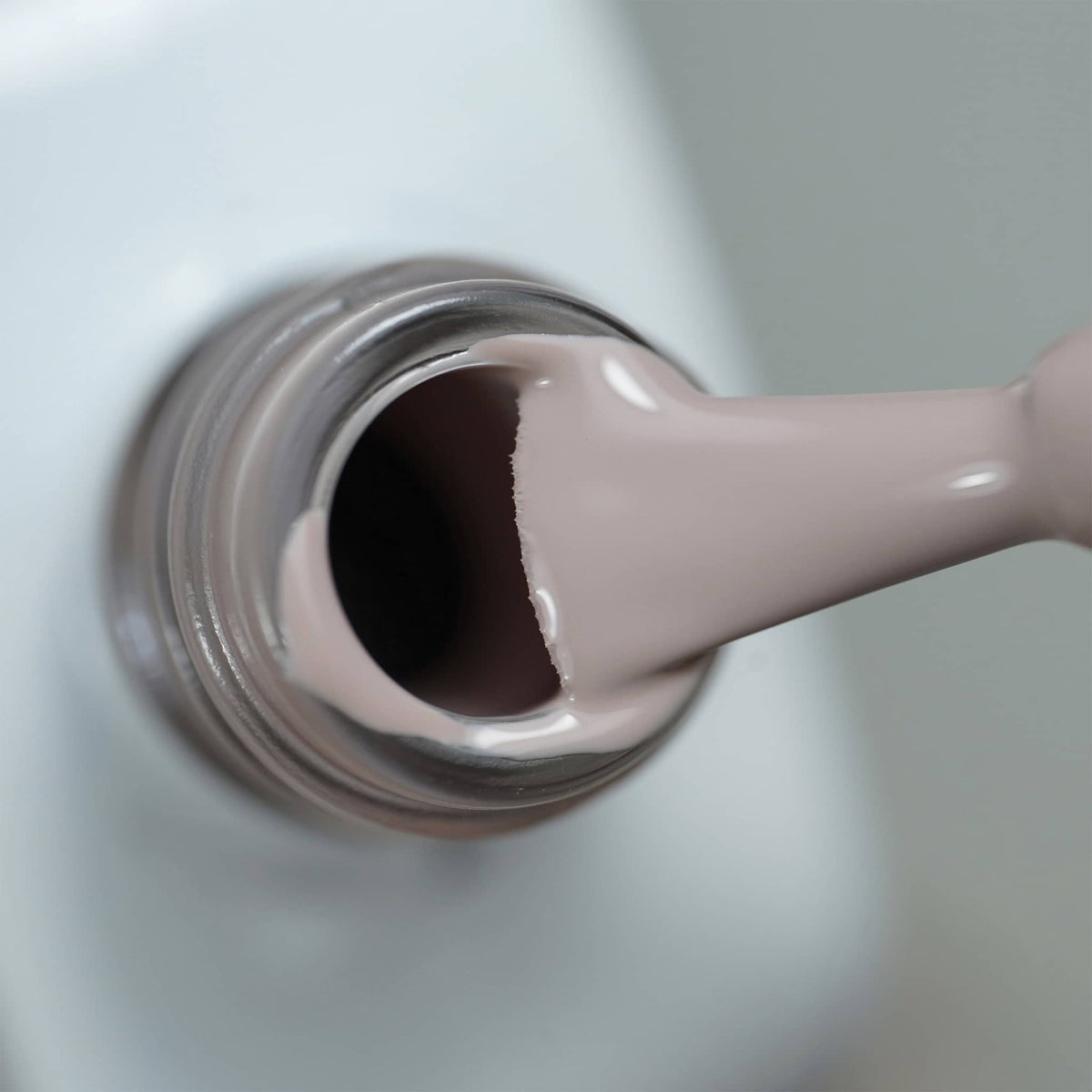 Pinceau et goulot du Gel Polish Latte, texture rose taupe crémeuse