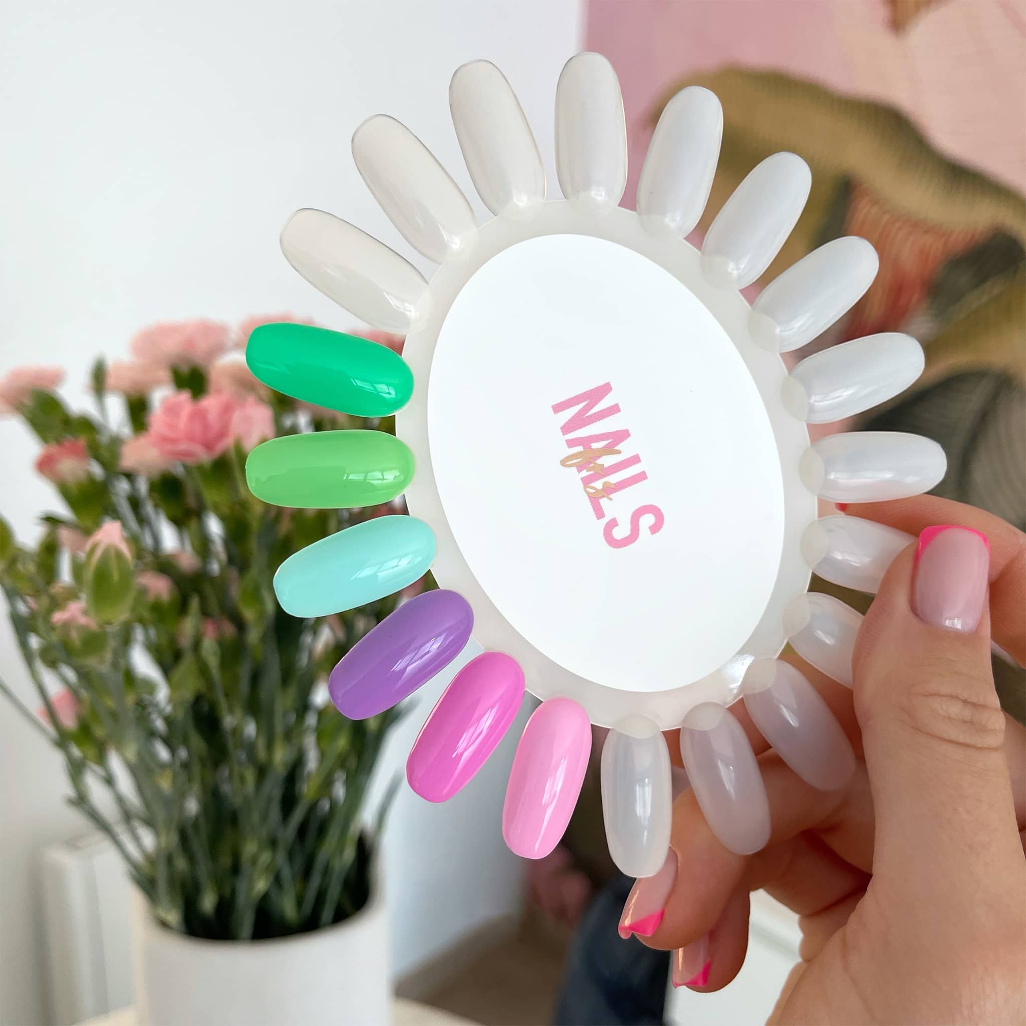 Nuancier NAILS FRS présentant le Gel Polish Refresh vert anis parmi d'autres teintes pastel