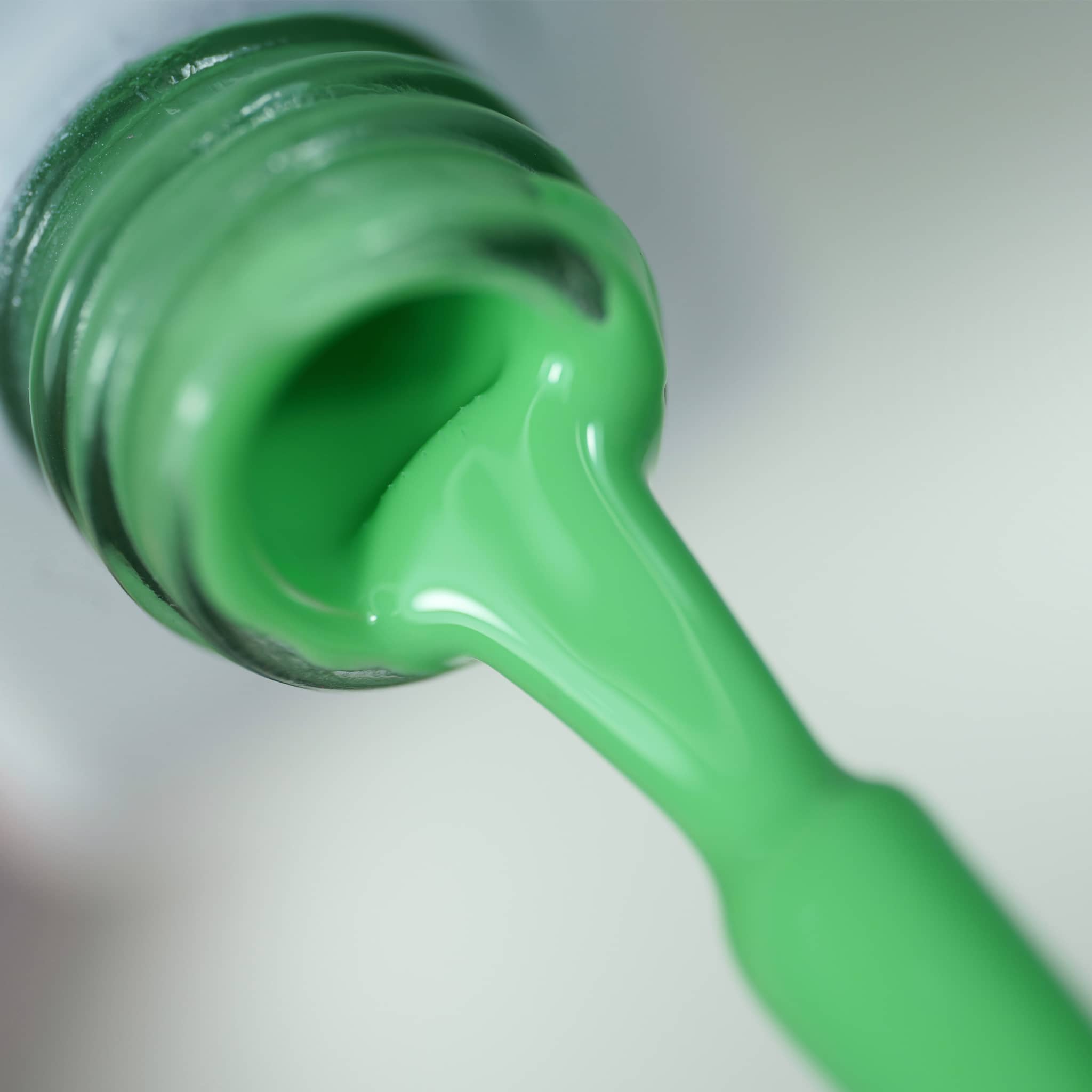 Pinceau et goulot du Gel Polish Refresh, texture vert anis clair crémeuse