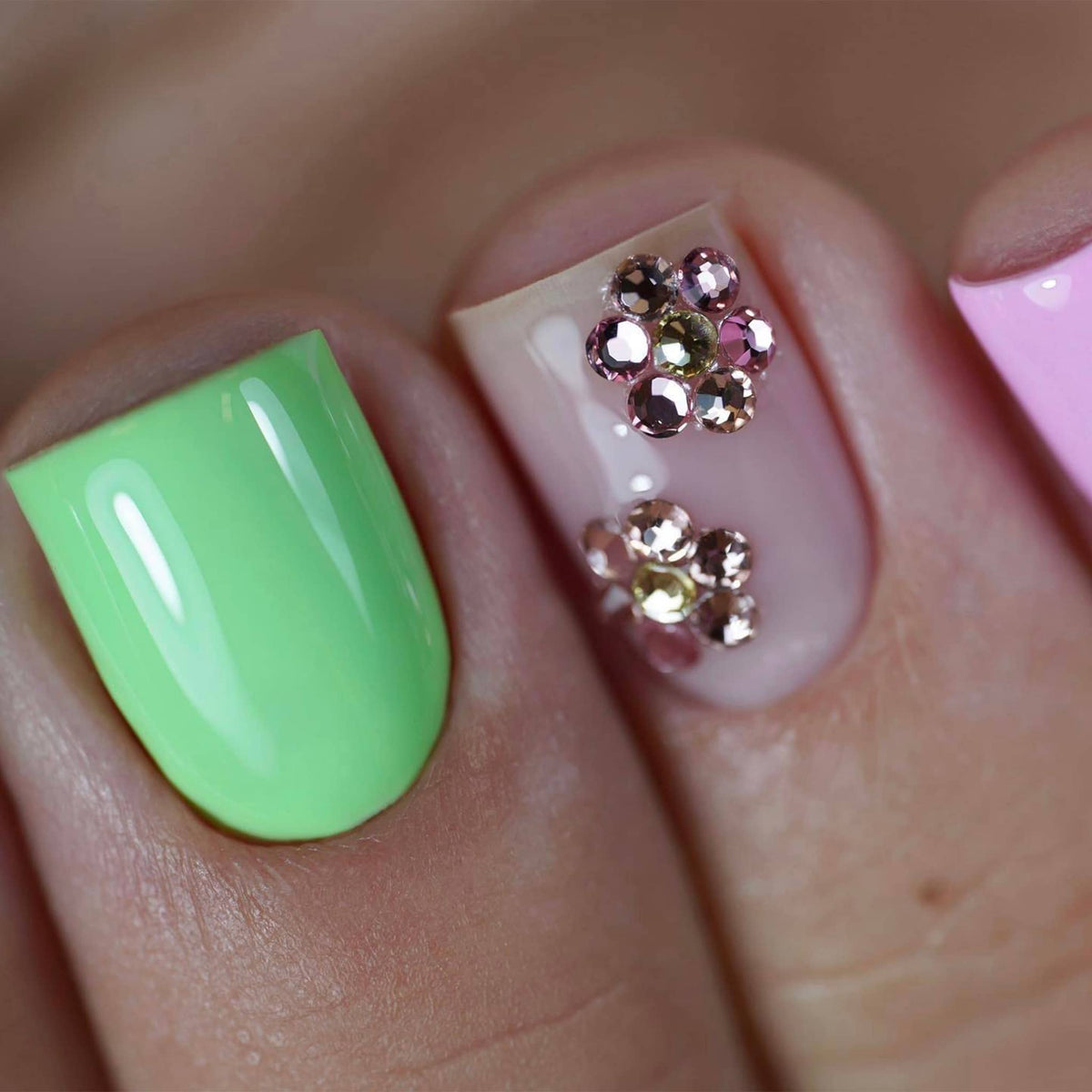 Gel Polish Refresh vert anis clair sur ongles carrés courts, strass en fleurs sur l'annulaire