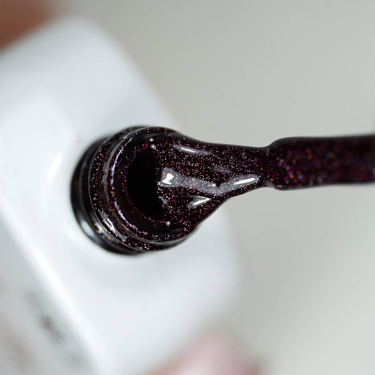 Pinceau et goulot du Gel Polish Saint Valentin, texture prune foncé aux paillettes
