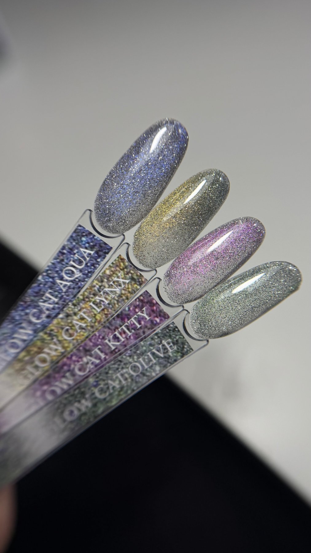 Capsule Top coat Glow Cat Aqua bleu nuit pailleté parmi les quatre finitions Glow Cat