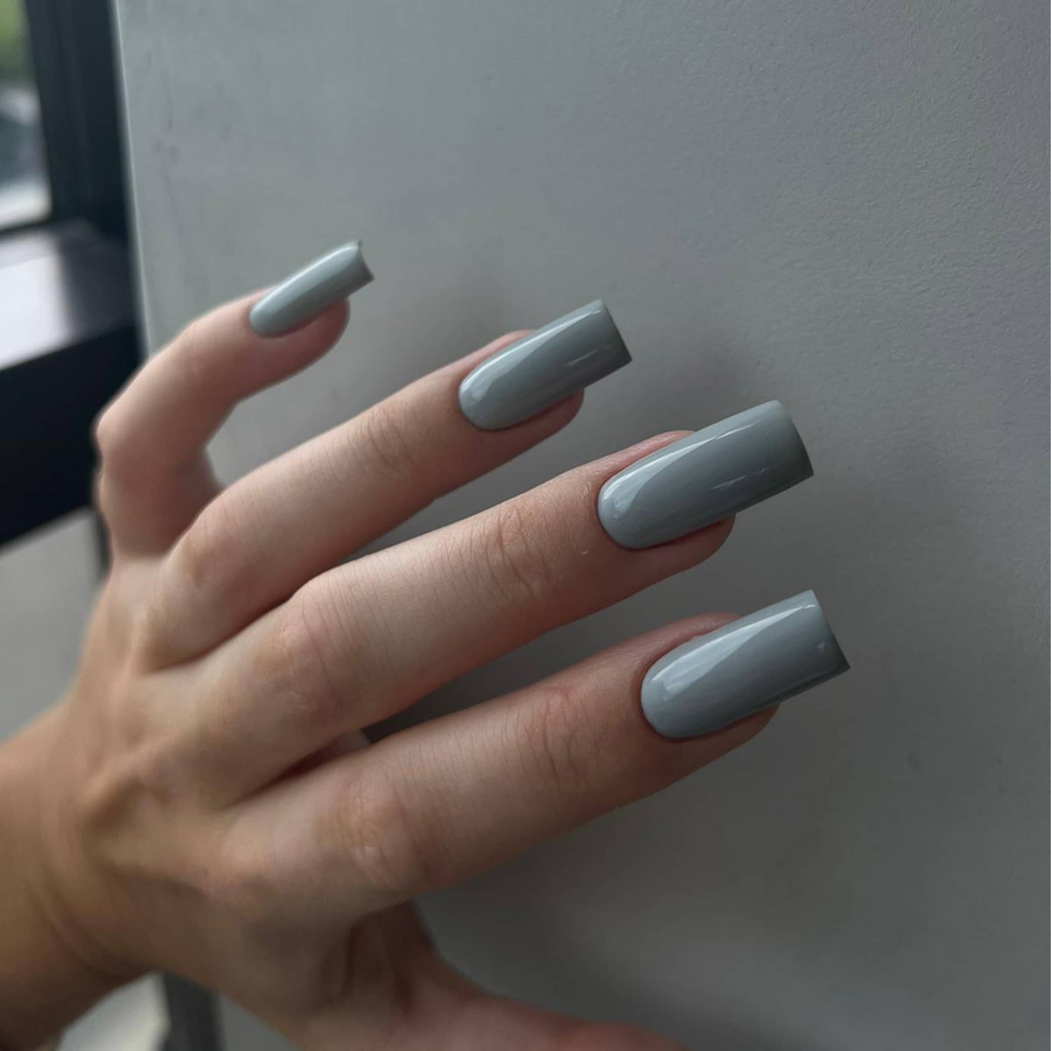 Pose du Gel Polish 1996 gris clair sur ongles carrés longs
