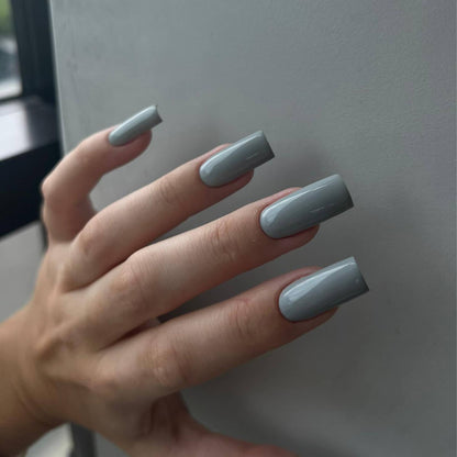 Pose du Gel Polish 1996 gris clair sur ongles carrés longs