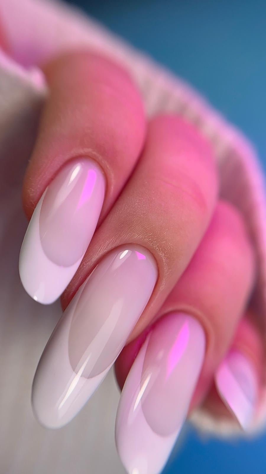 Gros plan d'une french blanche au gel Solid fiber milky sur ongles amande longs