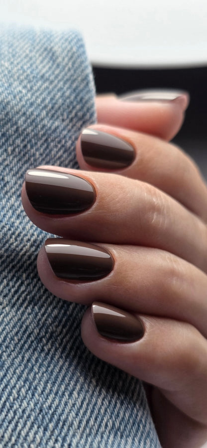 Pose du Gel Polish Mocha chocolat au lait sur ongles ovales, manche en jean clair