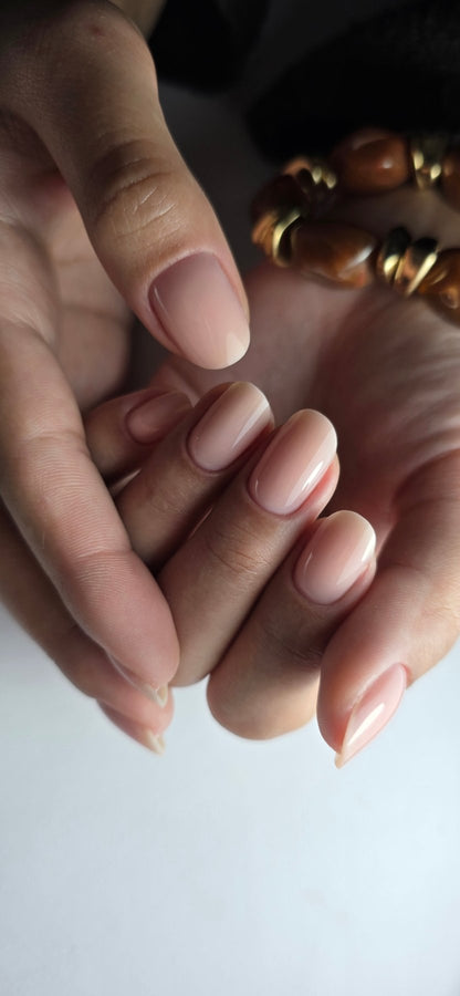 Gainage au gel Solid fiber Latte rose sur ongles carrés courts, nude rosé, avec bracelet doré