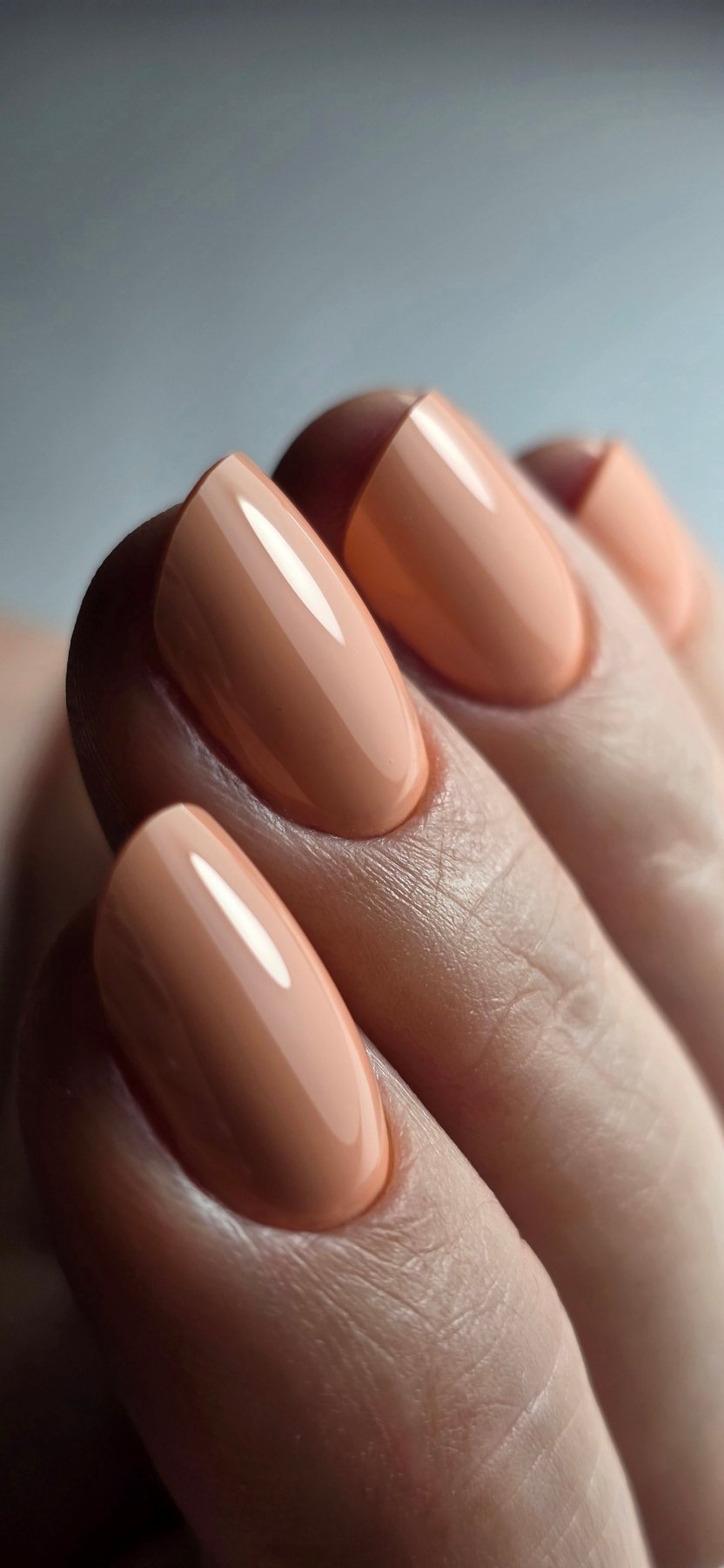 Pose du Gel Polish Marry me pêche sur ongles en amande, fond gris bleuté
