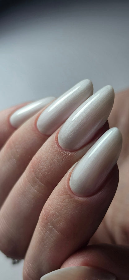 Gros plan du Gel Polish Diamond, reflets nacrés sur ongles amande