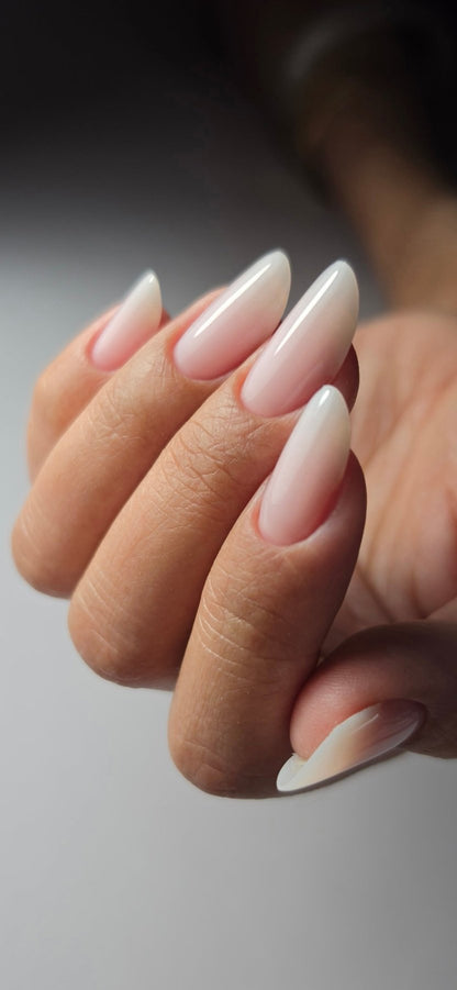Extension babyboomer au gel Solid fiber Vanilla sur ongles amande longs, fondu blanc en bout