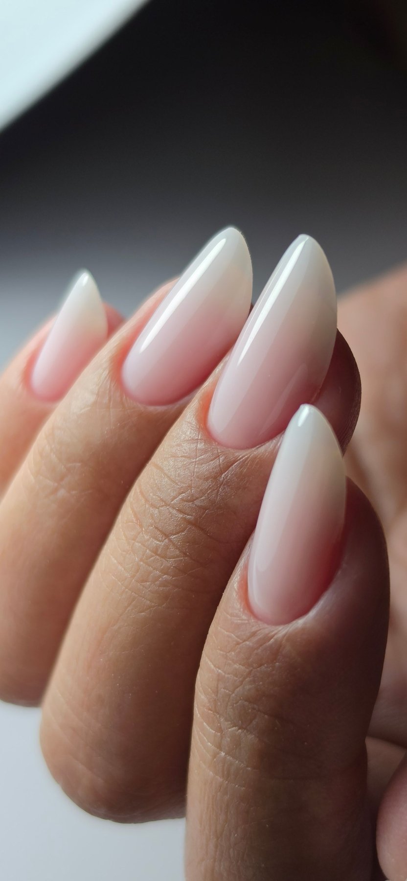 Babyboomer au gel Solid fiber Vanilla sur ongles amande, dégradé du rose vers le blanc