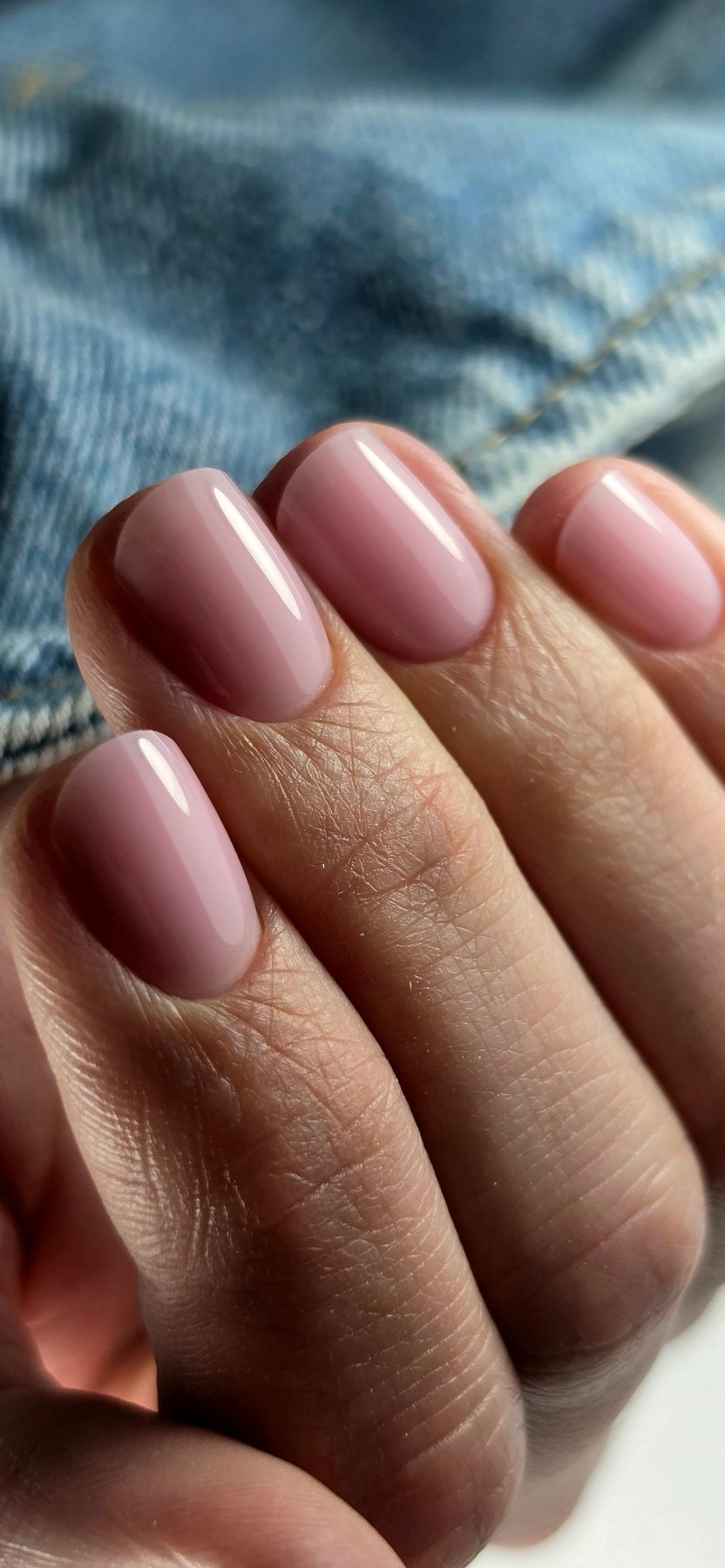 Ongles courts carrés au gel Easy gel Lush, rose mauve brillant, sur fond de jean