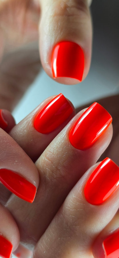 Pose du Gel Polish Sol do amor rouge corail sur ongles carrés courts