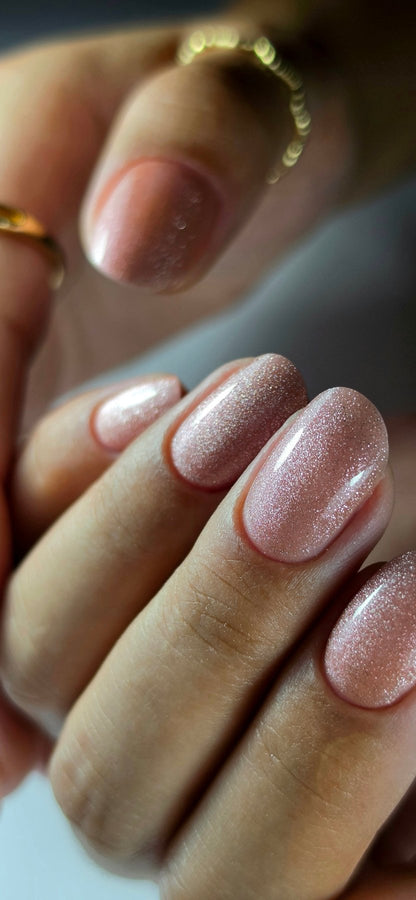 Pose du Gel Polish Harly rose nude pailleté sur ongles ovales, bagues dorées