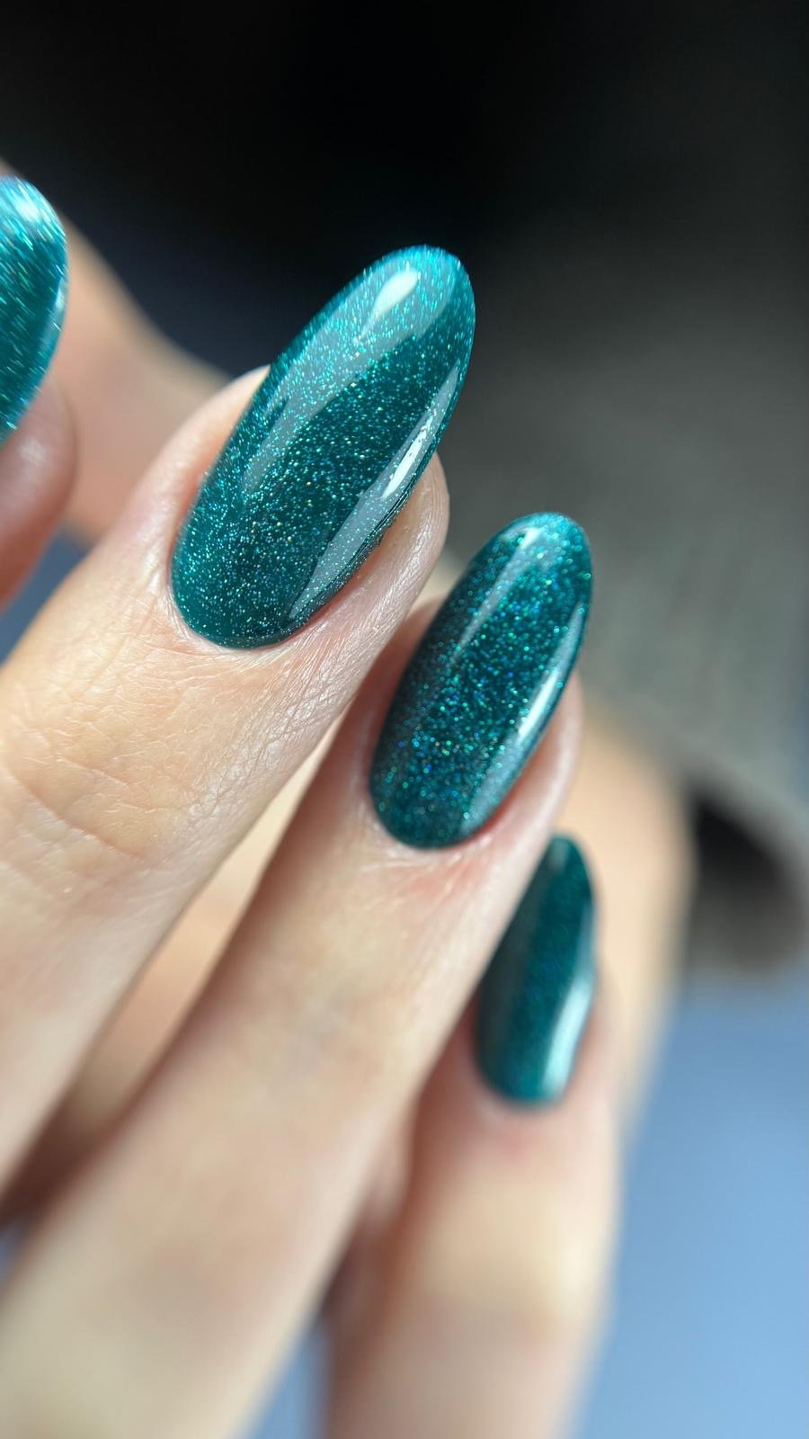 Pose du Gel Polish Pine Green vert turquoise pailleté sur ongles longs en amande