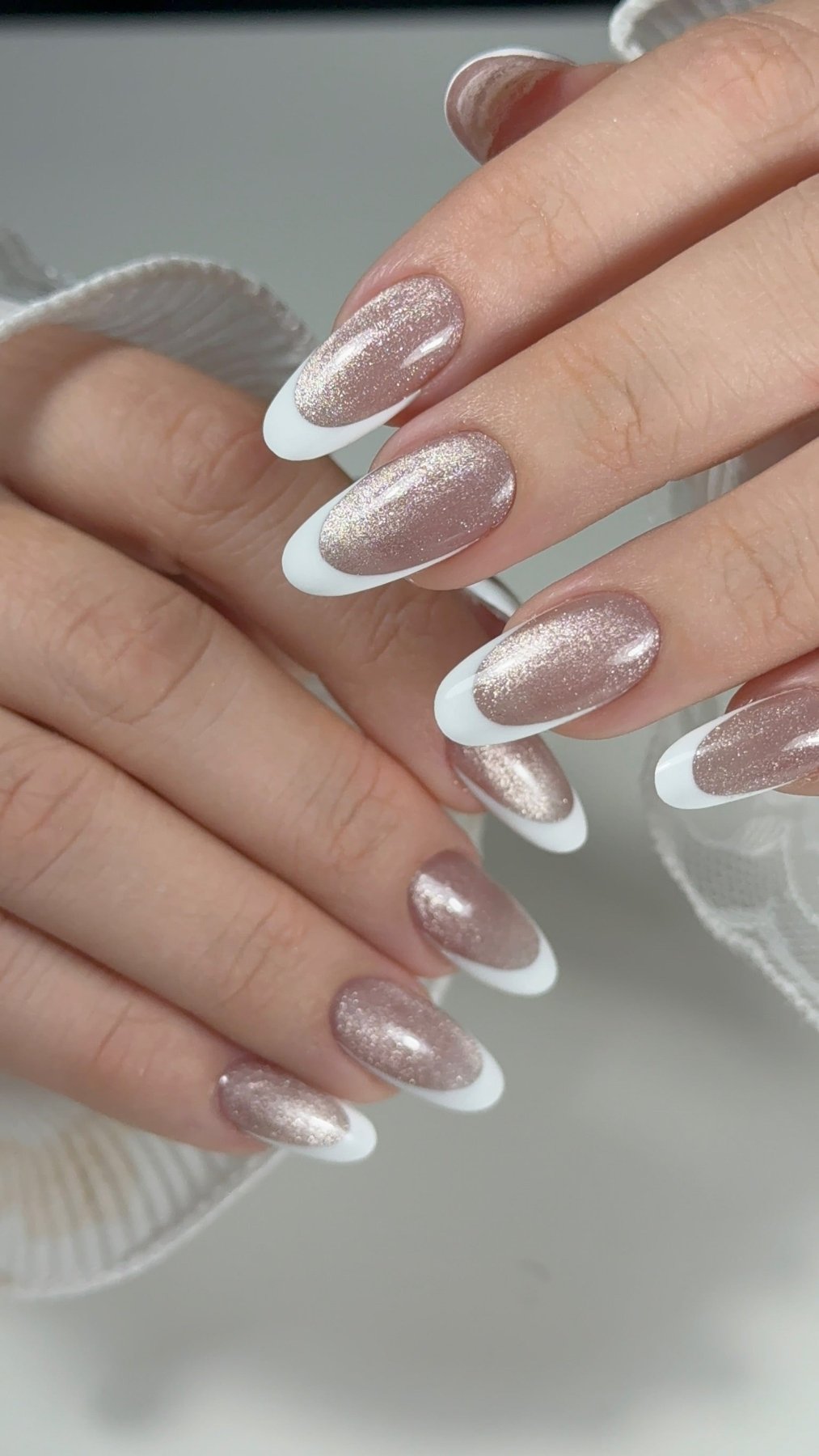 French blanche et Gel Polish Mr & Mrs rose nude nacré sur ongles en amande longs