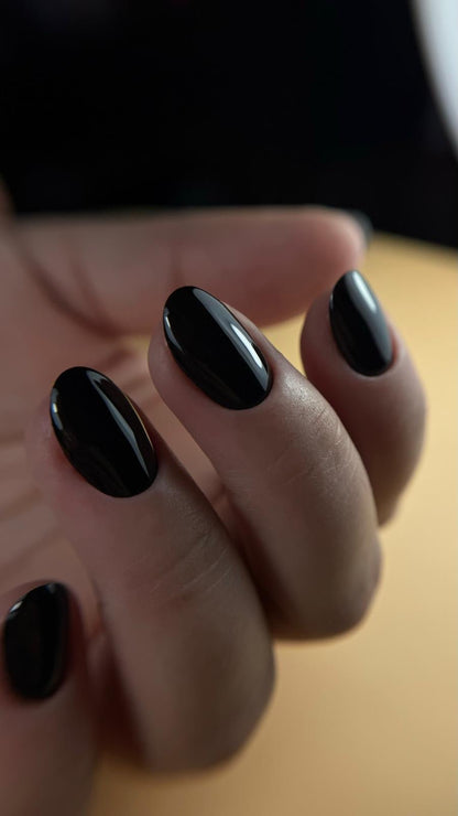 Pose du Gel Polish Black noir brillant sur ongles ovales courts