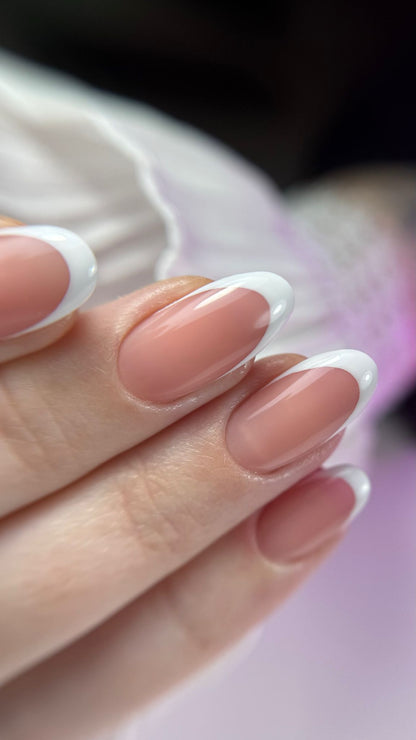 Ongles amande en french blanche scellés au Top coat Second Skin 03, finition brillante