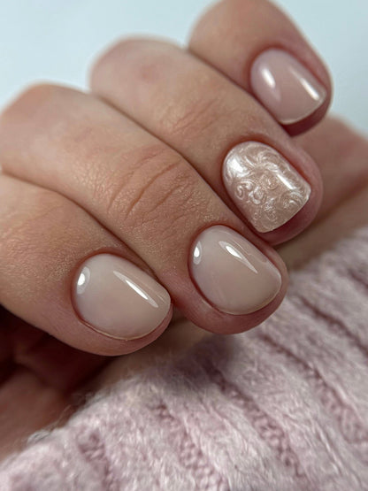 Ongles courts au gel Easy gel Toffee avec un accent nacré sculpté en relief sur l'annulaire