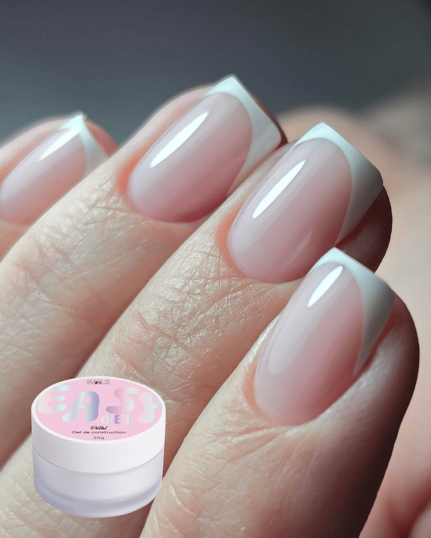 French blanche réalisée avec la Box spéciale french, à côté du pot de gel Easy gel Petal