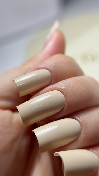 Gros plan du Gel Polish Promise jaune vanille sur ongles carrés longs brillants