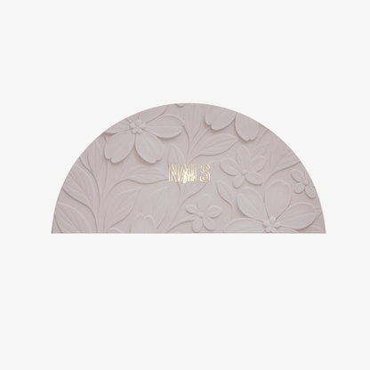 Couvercle du coffret Box spéciale french, motif floral en relief et logo NAILS FRS doré