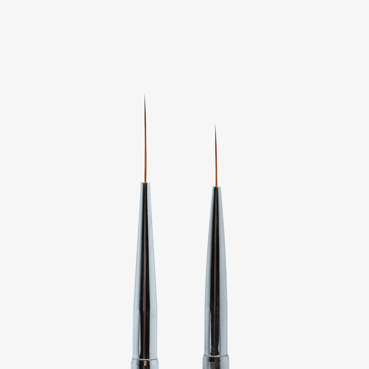 Deux liners très allongés du Nail art brush spécial french 3/4 montés sur manche conique